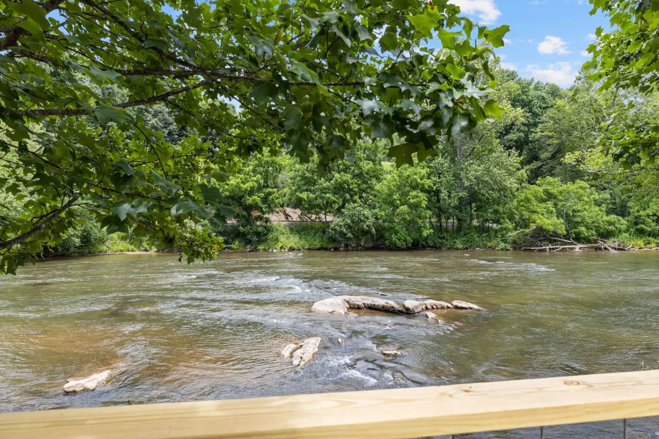 Tuck River Magic 6 Waterfront Cabins 19