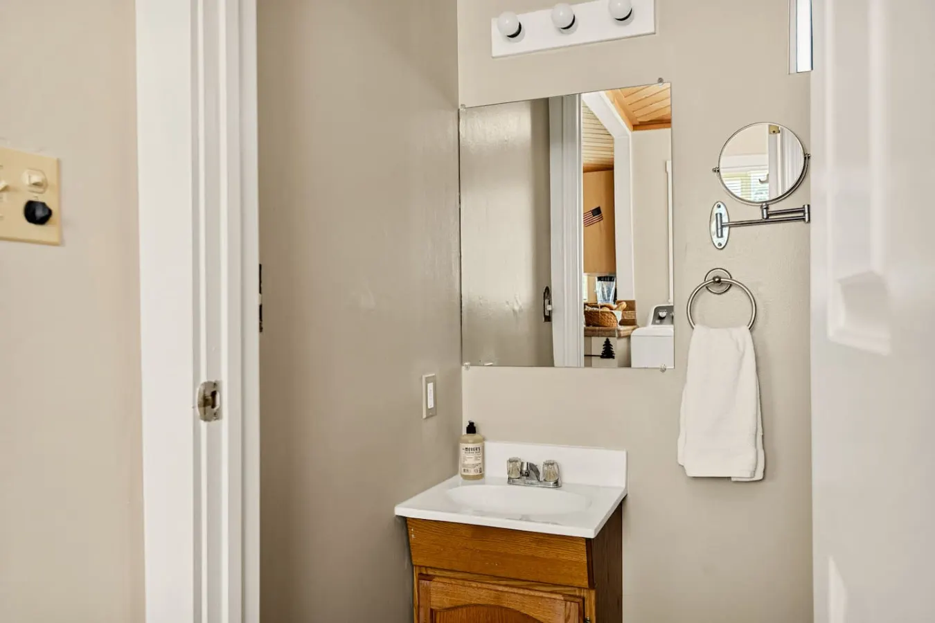Snuggle Down Cottage, near Village w Mtn Views 19
