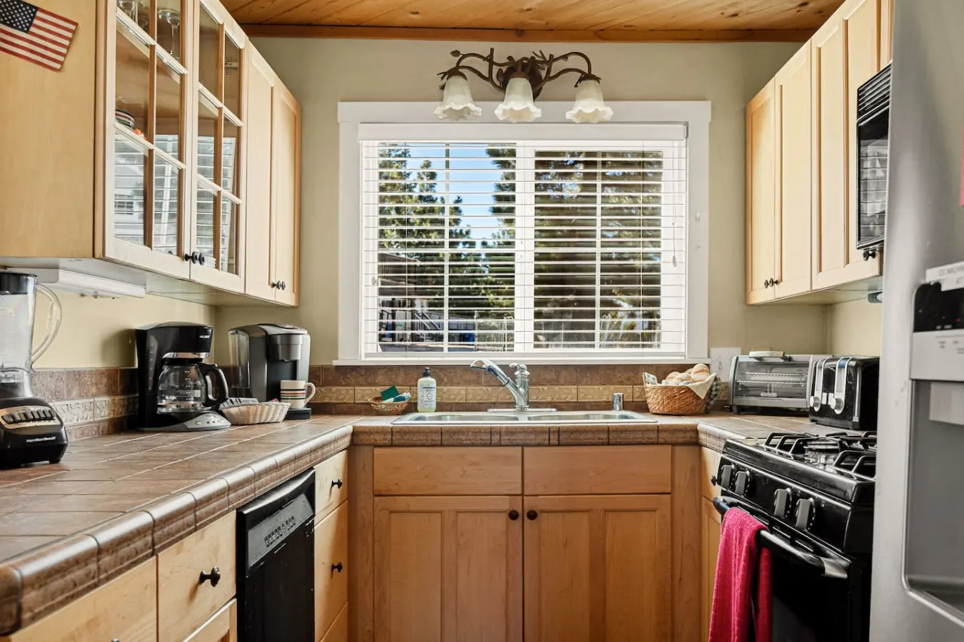 Snuggle Down Cottage, near Village w Mtn Views 4
