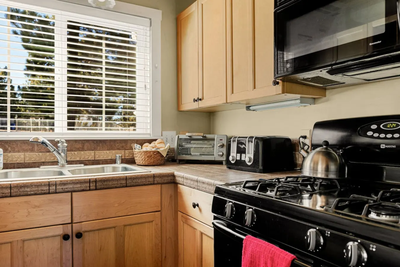 Snuggle Down Cottage, near Village w Mtn Views 6