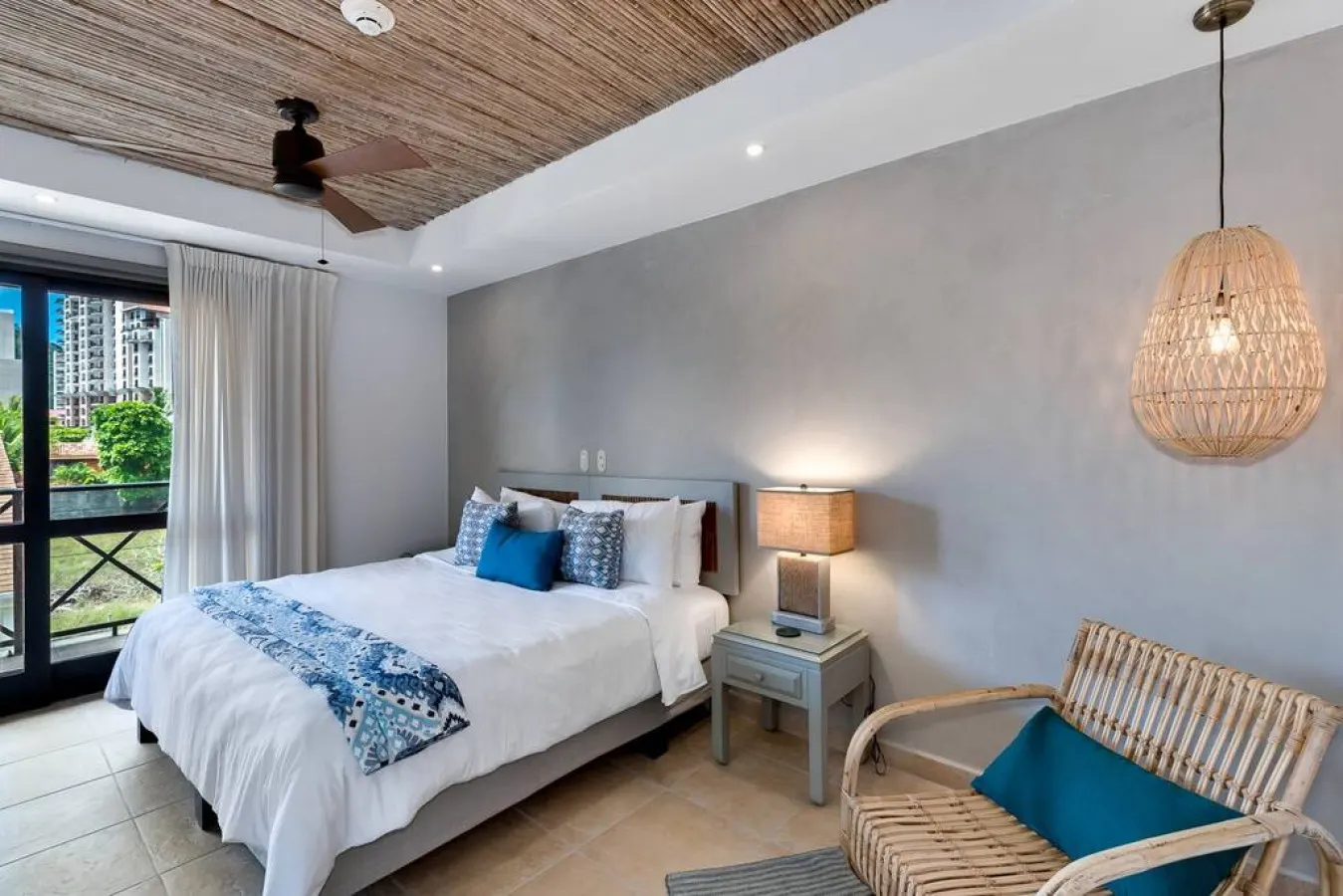 OCEAN VIEWS! Beachfront penthouse! Concierge included 15