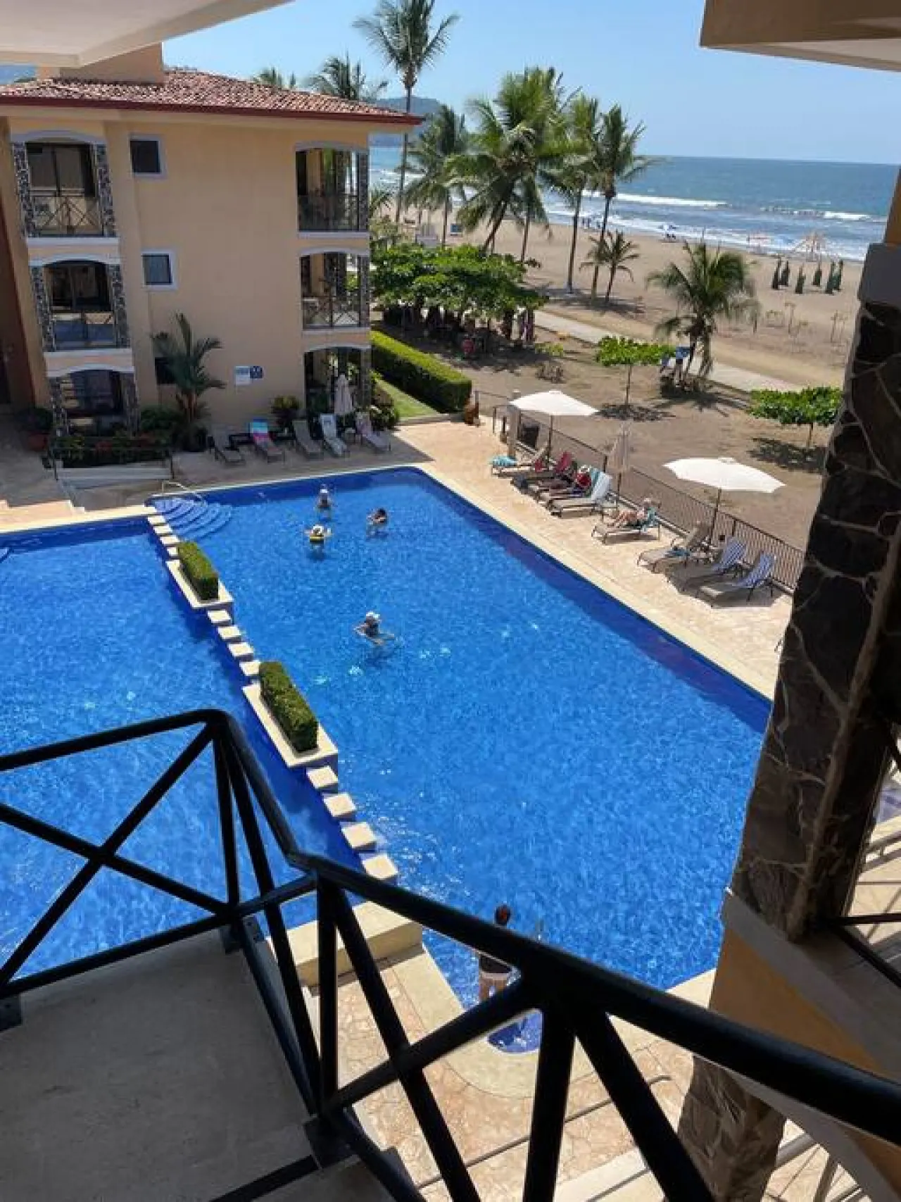 OCEAN VIEWS! Beachfront penthouse! Concierge included 18