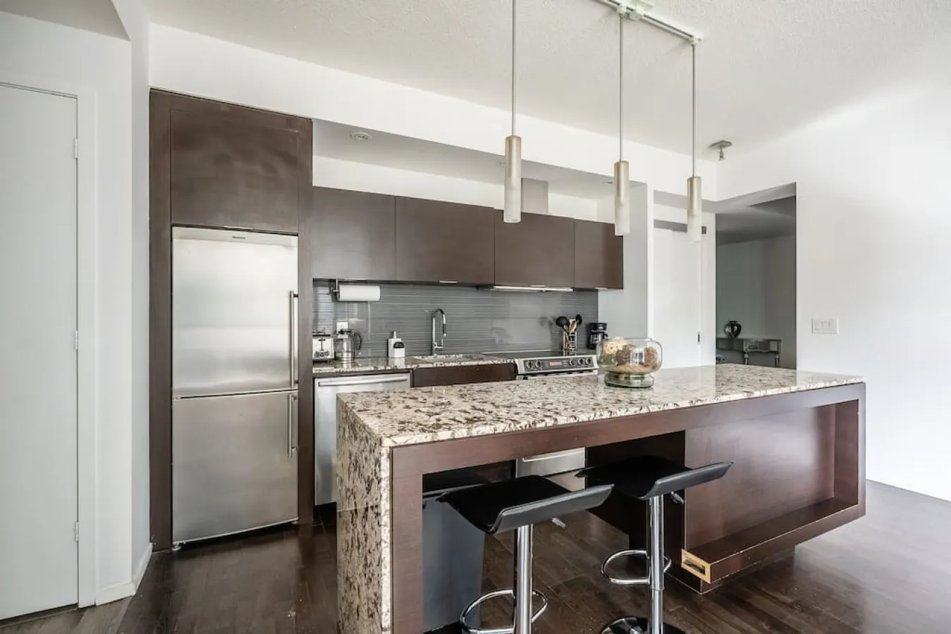 Prime King West 1BR Sleek & Spacious Sleeps 4 2