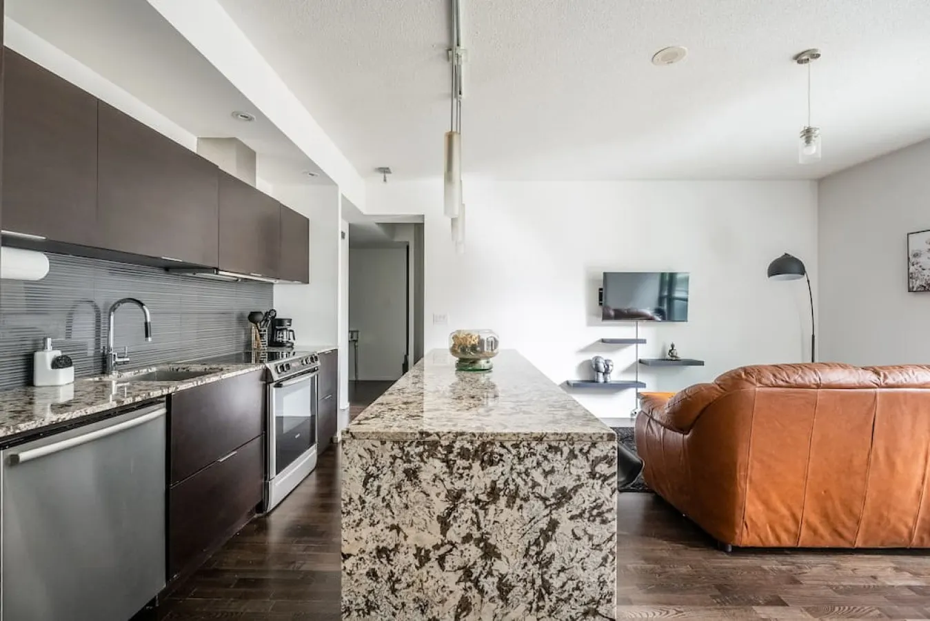 Prime King West 1BR Sleek & Spacious Sleeps 4 11