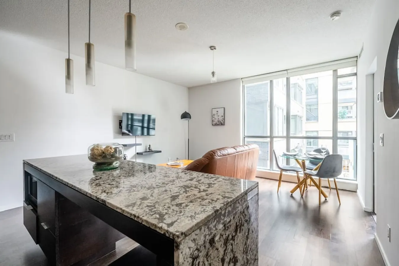 Prime King West 1BR Sleek & Spacious Sleeps 4 12