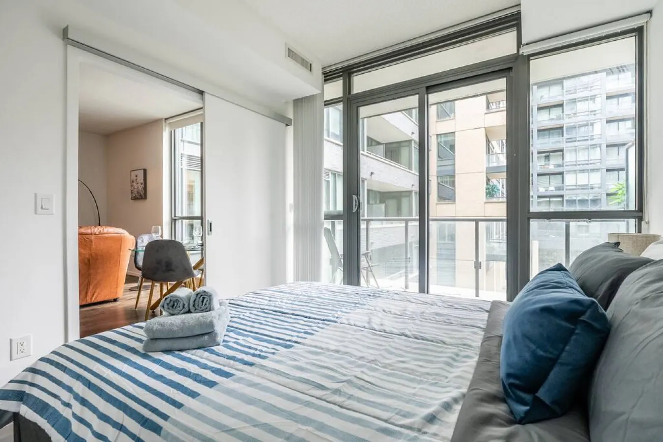 Prime King West 1BR Sleek & Spacious Sleeps 4 14