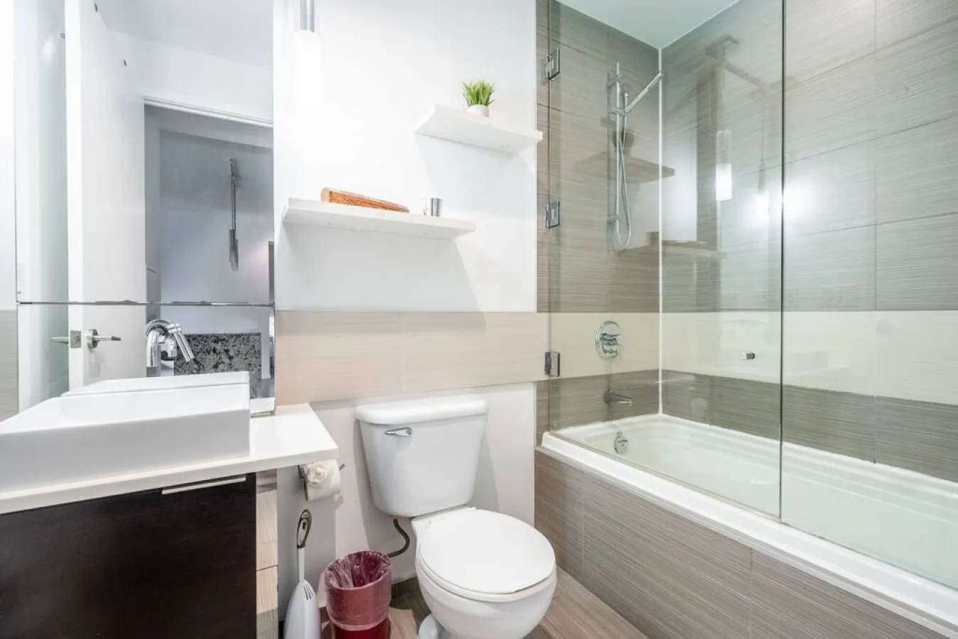 Prime King West 1BR Sleek & Spacious Sleeps 4 16