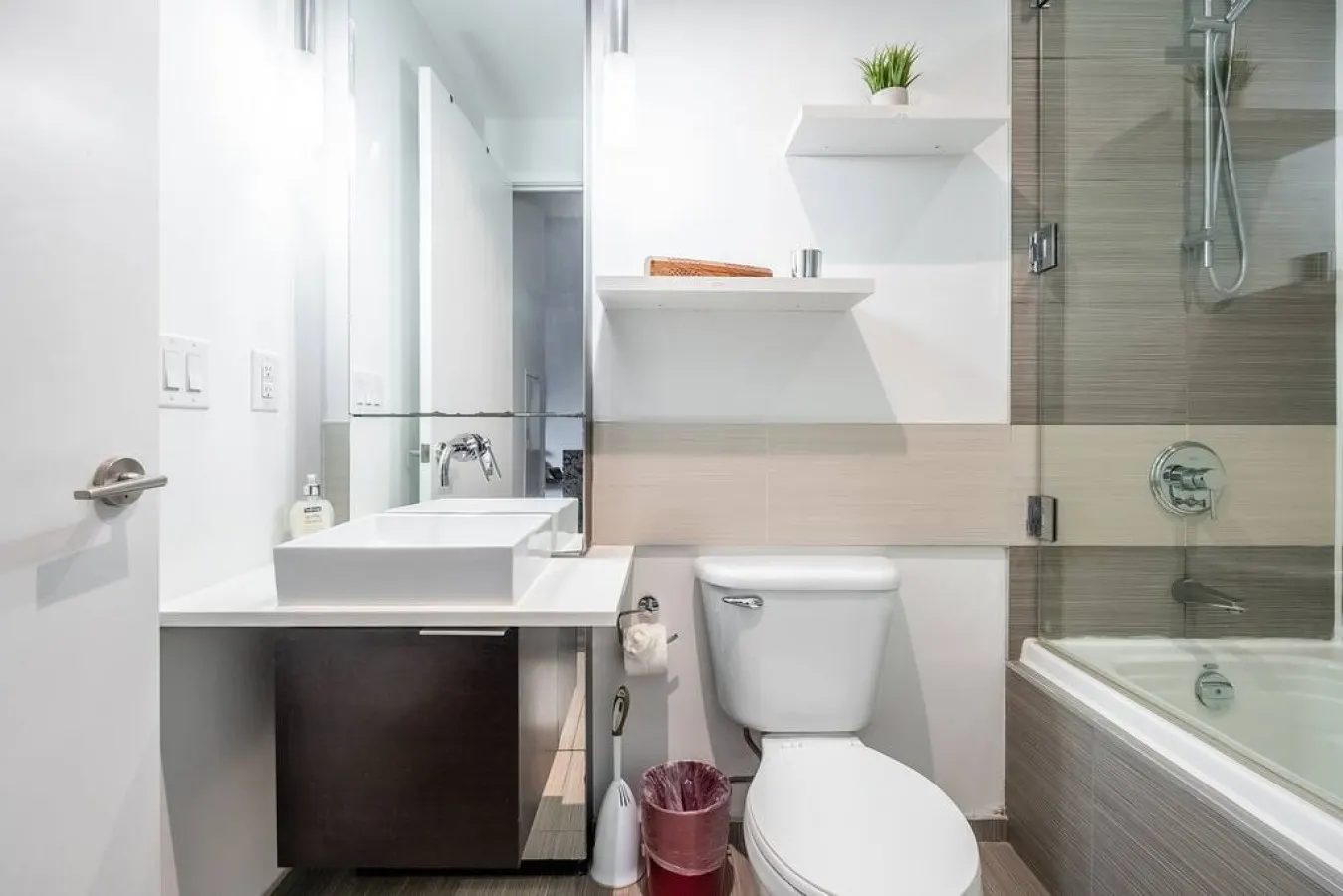 Prime King West 1BR Sleek & Spacious Sleeps 4 17
