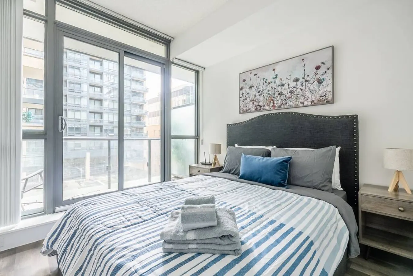 Prime King West 1BR Sleek & Spacious Sleeps 4 5