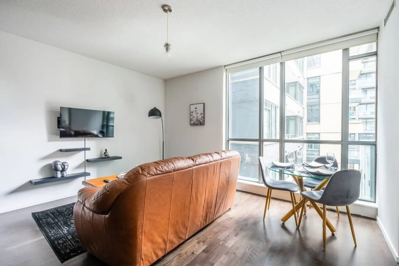 Prime King West 1BR Sleek & Spacious Sleeps 4 6