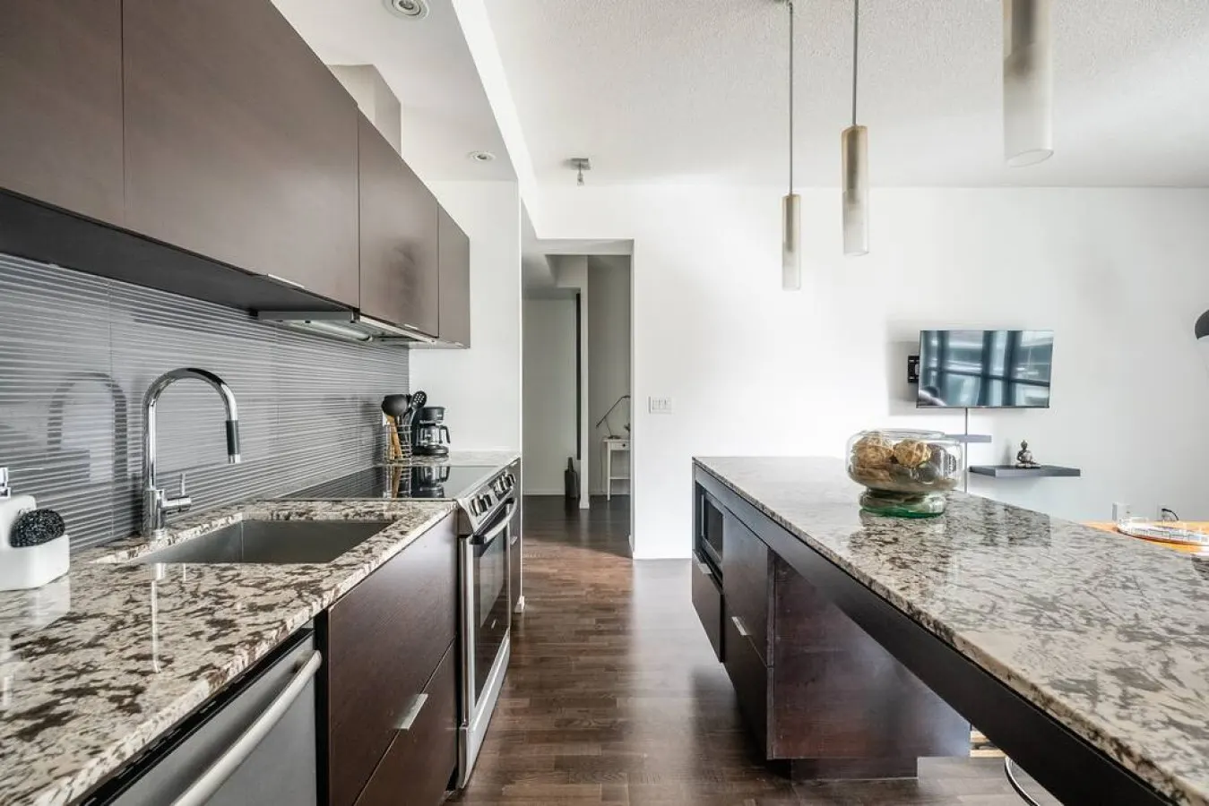 Prime King West 1BR Sleek & Spacious Sleeps 4 7