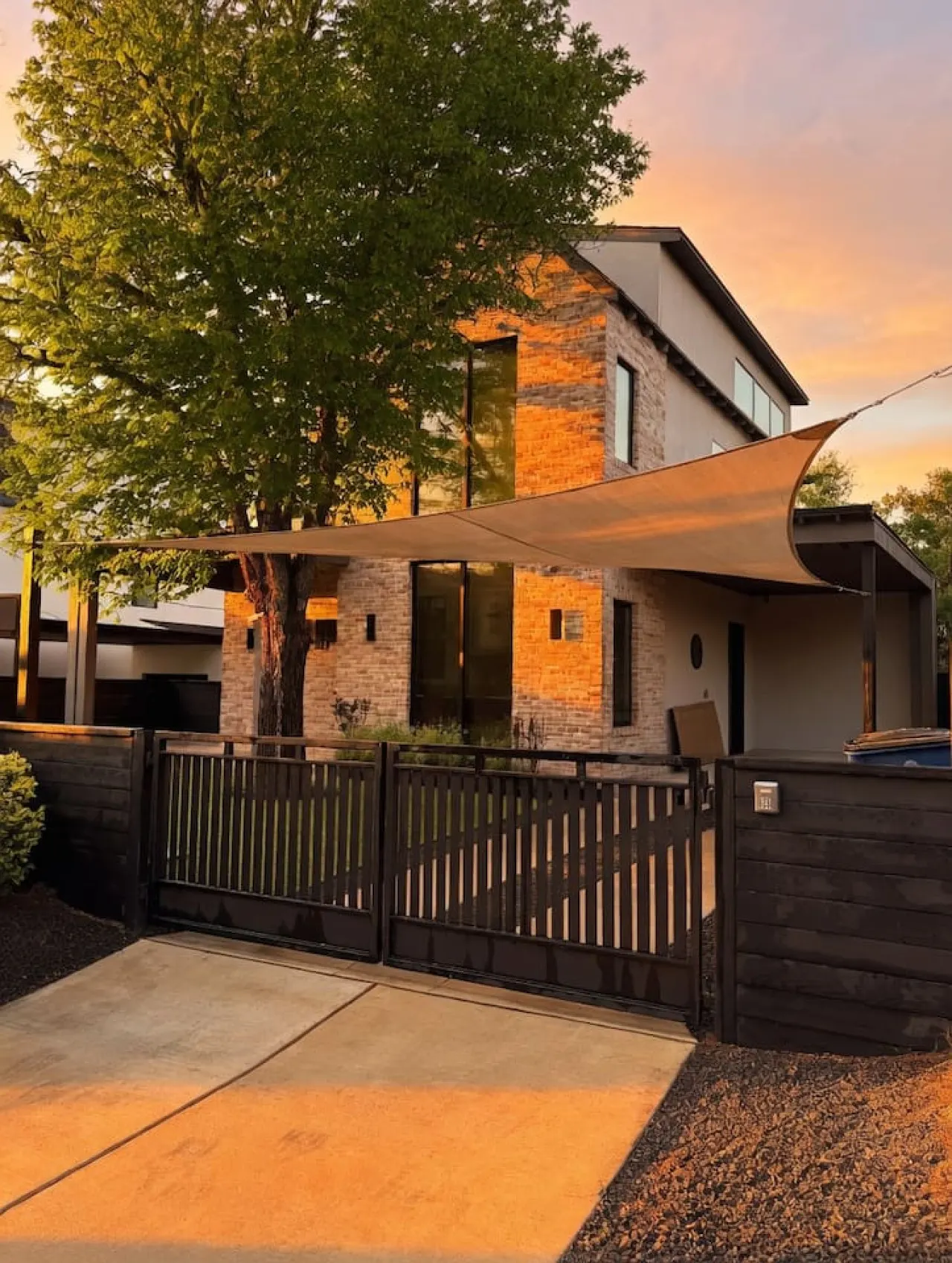 New Build Downtown Views, Pool, Spa & Walkable 11
