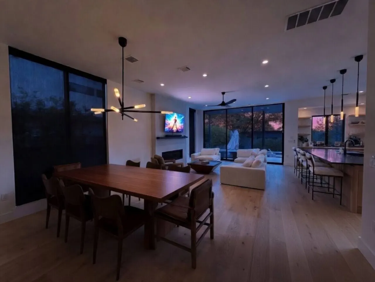 New Build Downtown Views, Pool, Spa & Walkable 12