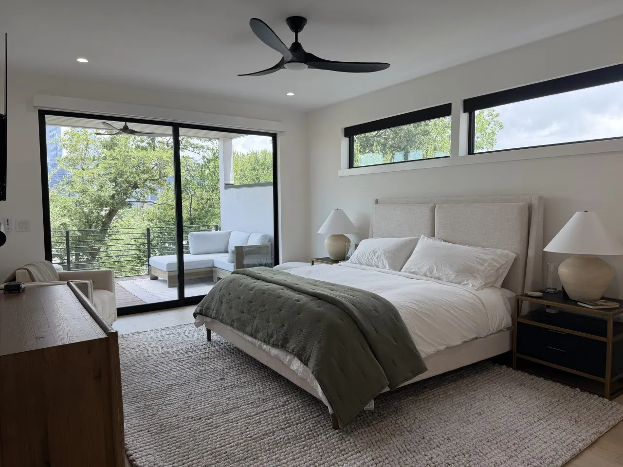 New Build Downtown Views, Pool, Spa & Walkable 15