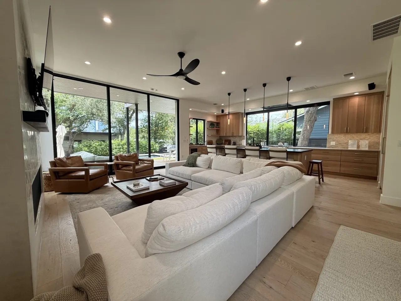 New Build | Downtown Views, Pool, Spa & Walkable — photo 4