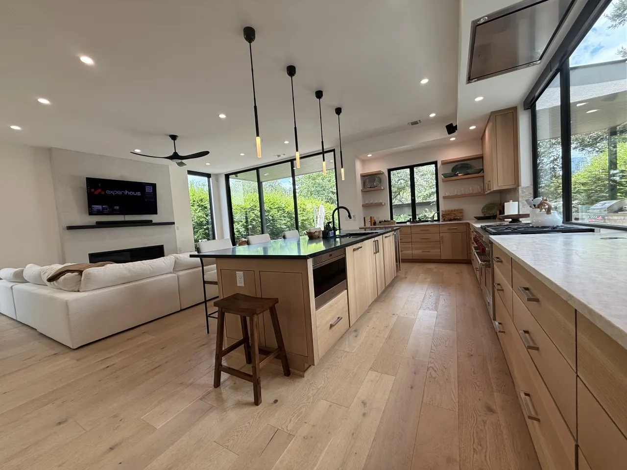 New Build Downtown Views, Pool, Spa & Walkable 7