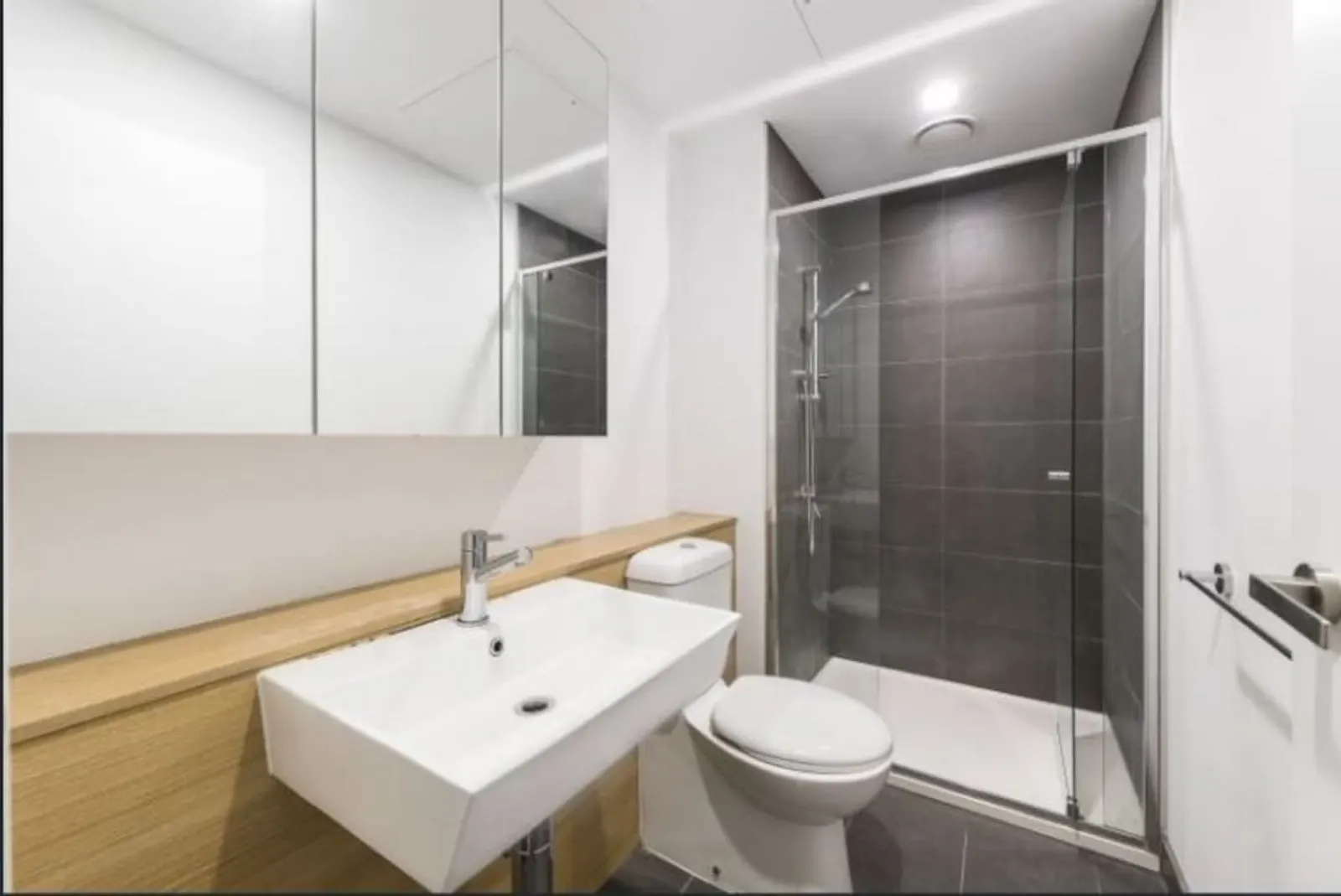 UNALLOCATED 2 Bedroom UWS Amazing location with easy reach to everything! 2