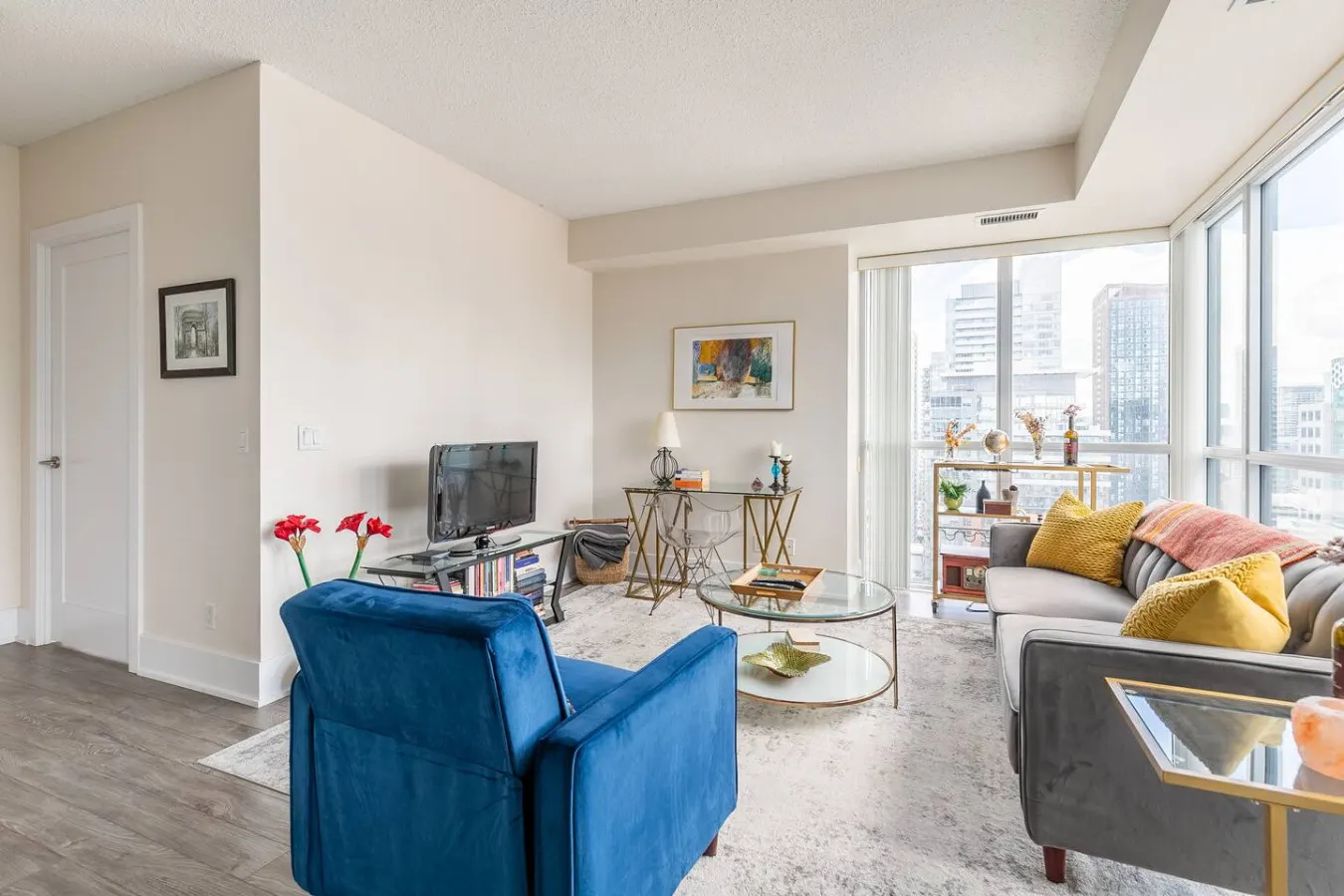 Luxury 1BR Executive Condo Panoramic City Views 9