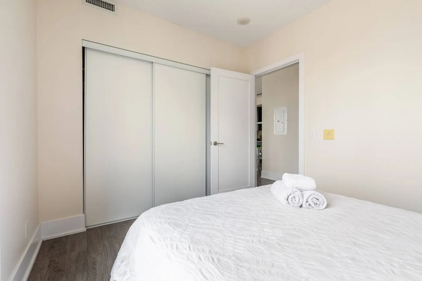 Luxury 1BR Executive Condo Panoramic City Views 15