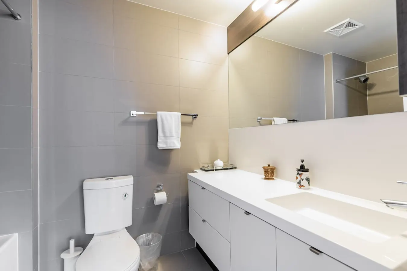 Luxury 1BR Executive Condo Panoramic City Views 16