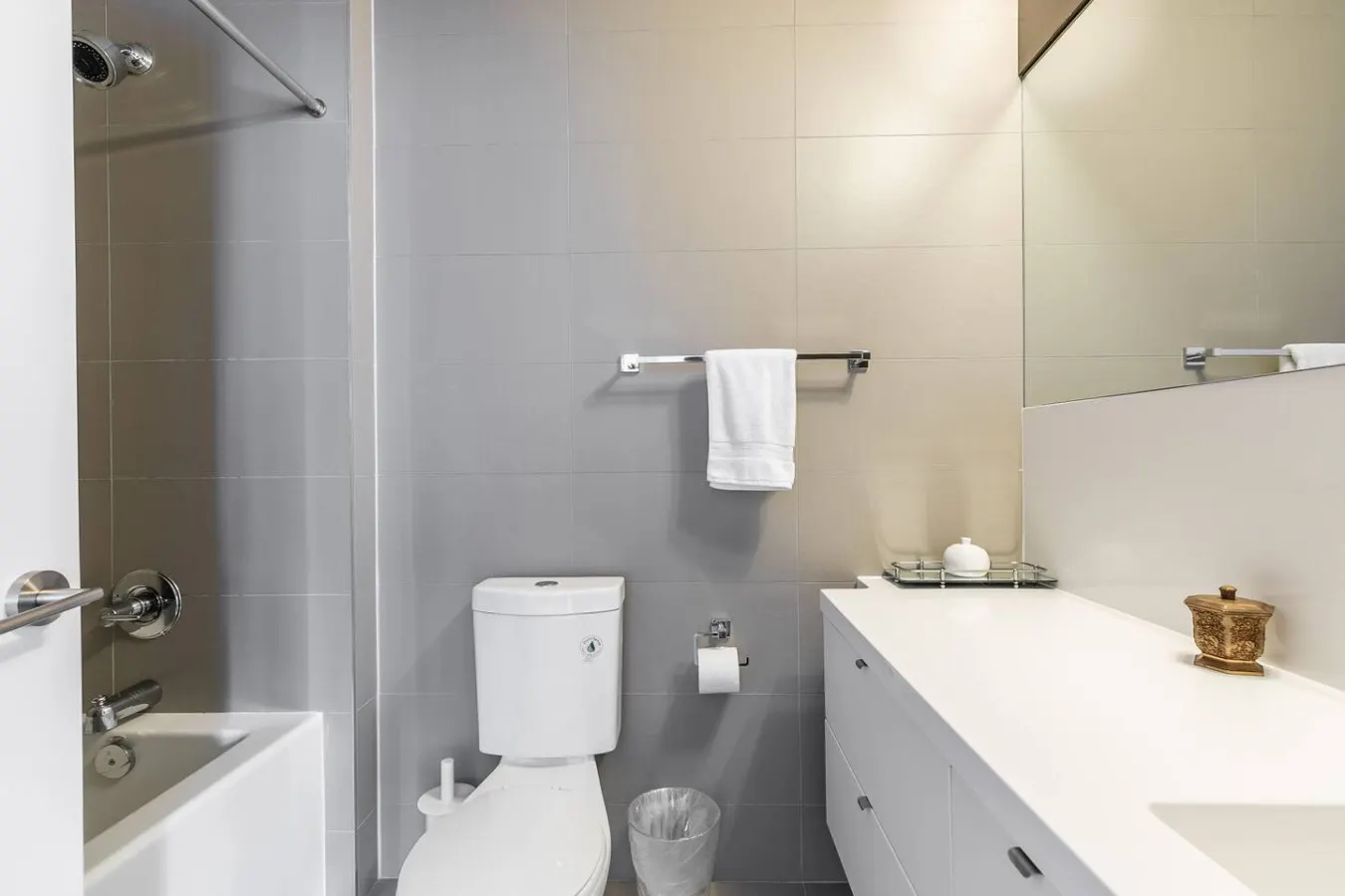 Luxury 1BR Executive Condo Panoramic City Views 17