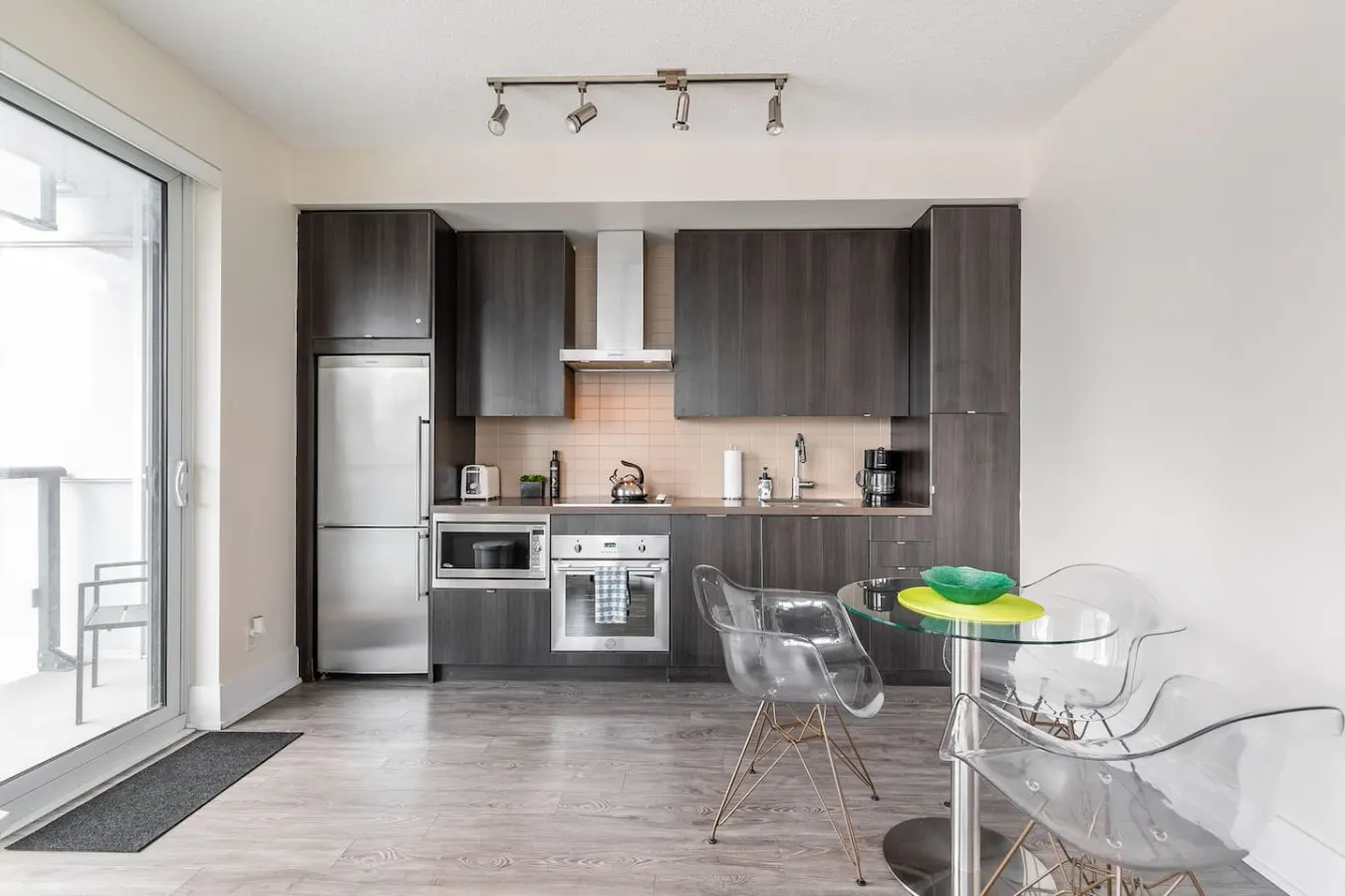 Luxury 1BR Executive Condo Panoramic City Views 3
