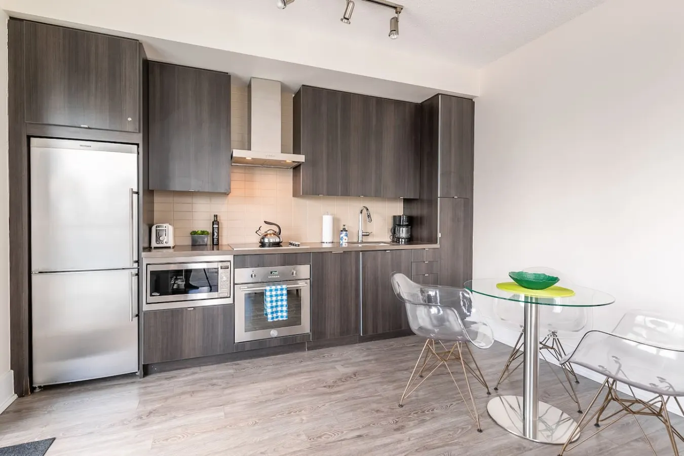 Luxury 1BR Executive Condo Panoramic City Views 8
