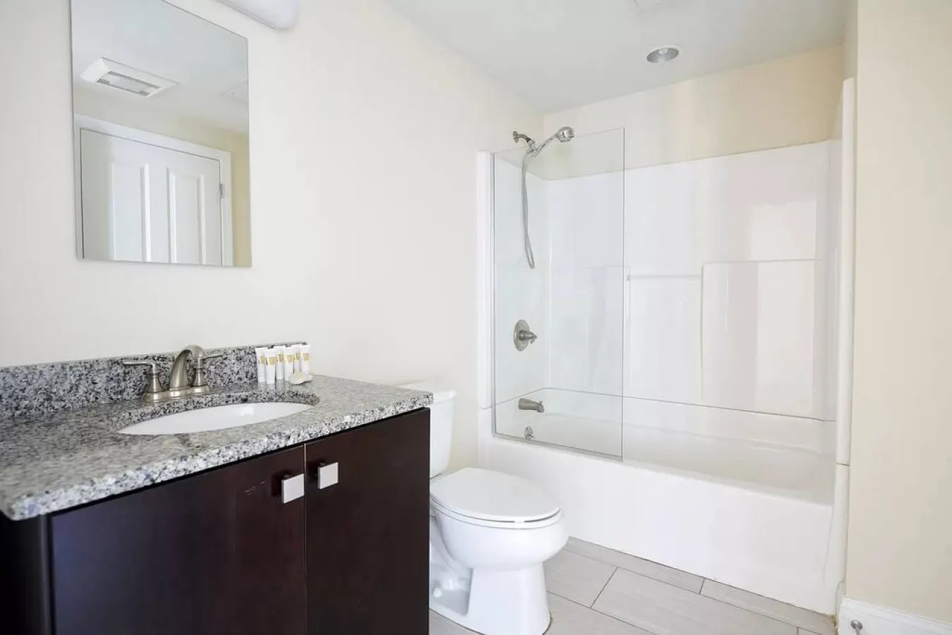 Spacious 2br FIDI District Centrally Located! 6