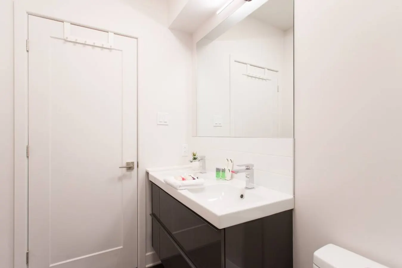 Mile End - Live Like a Local in this Superb Loft - Unit 203 20