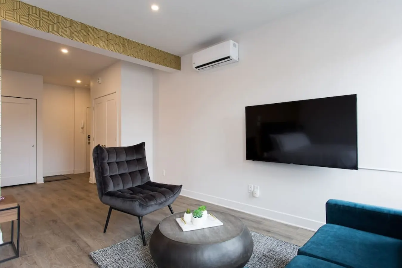 Mile End - Live Like a Local in this Superb Loft - Unit 203 3