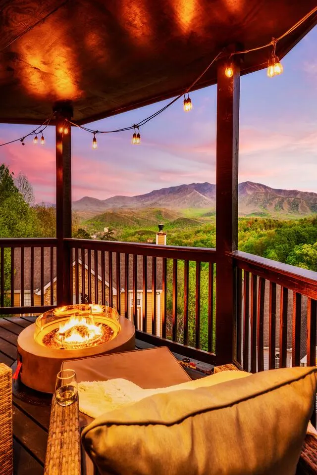 Unbeatable Smoky View| Jacuzzi| Gameroom| Firepits
