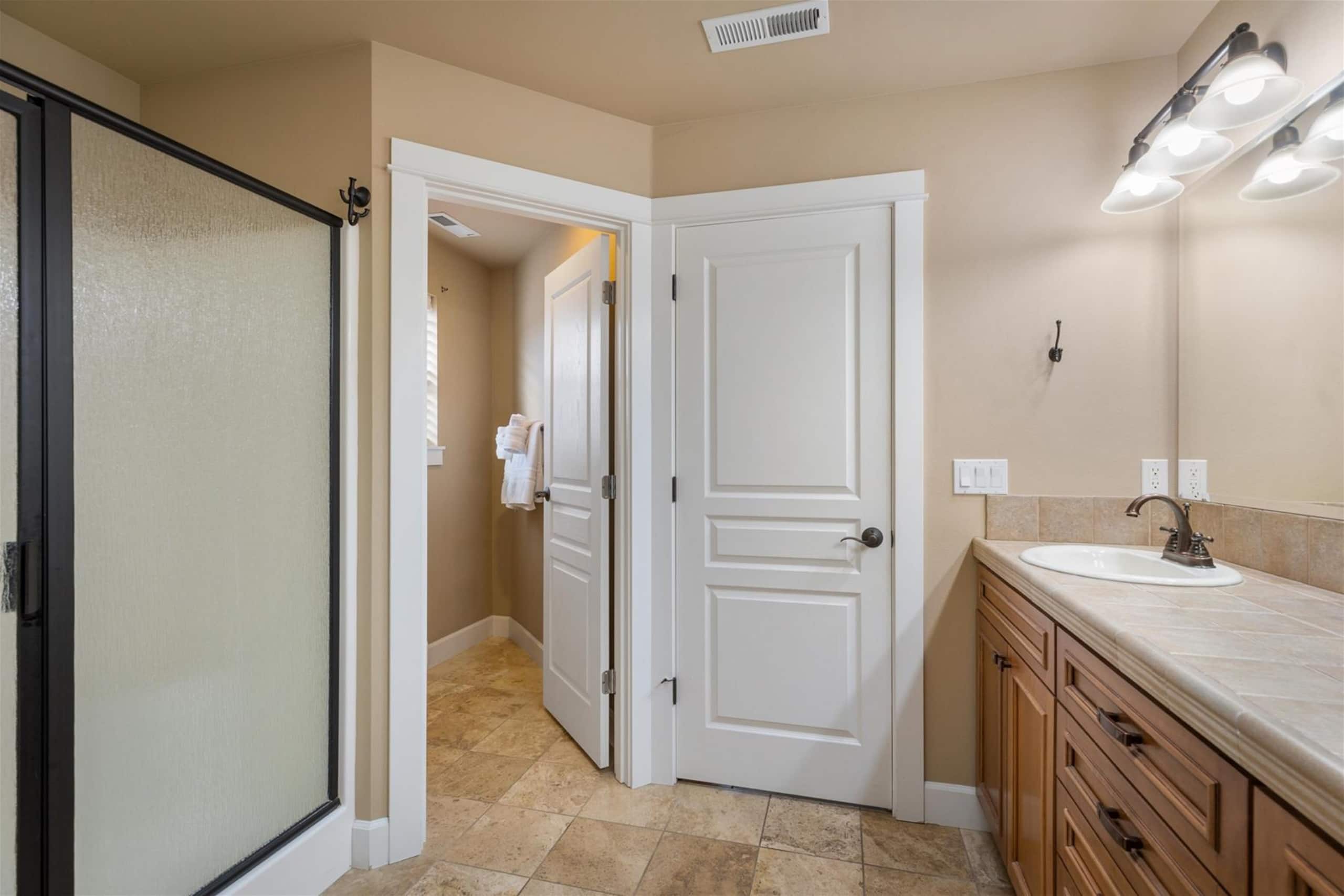New! River District Stay | Hot Tub | Walk to shops 17
