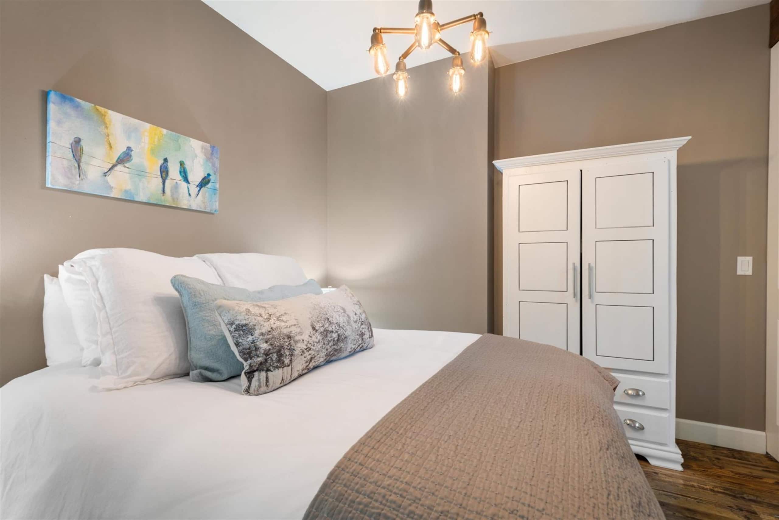 New! River District Stay | Hot Tub | Walk to shops 24