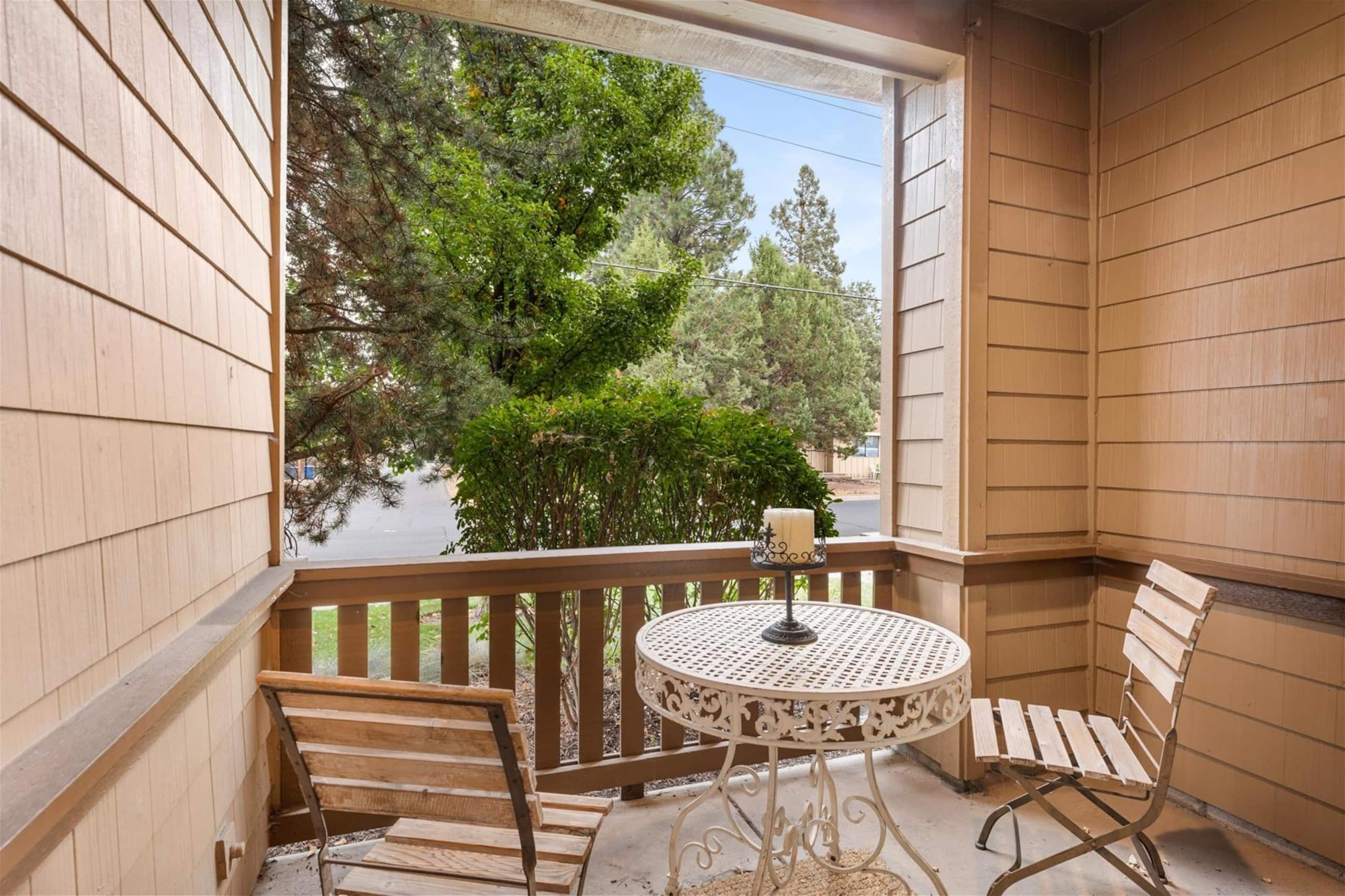 New! River District Stay | Hot Tub | Walk to shops 25