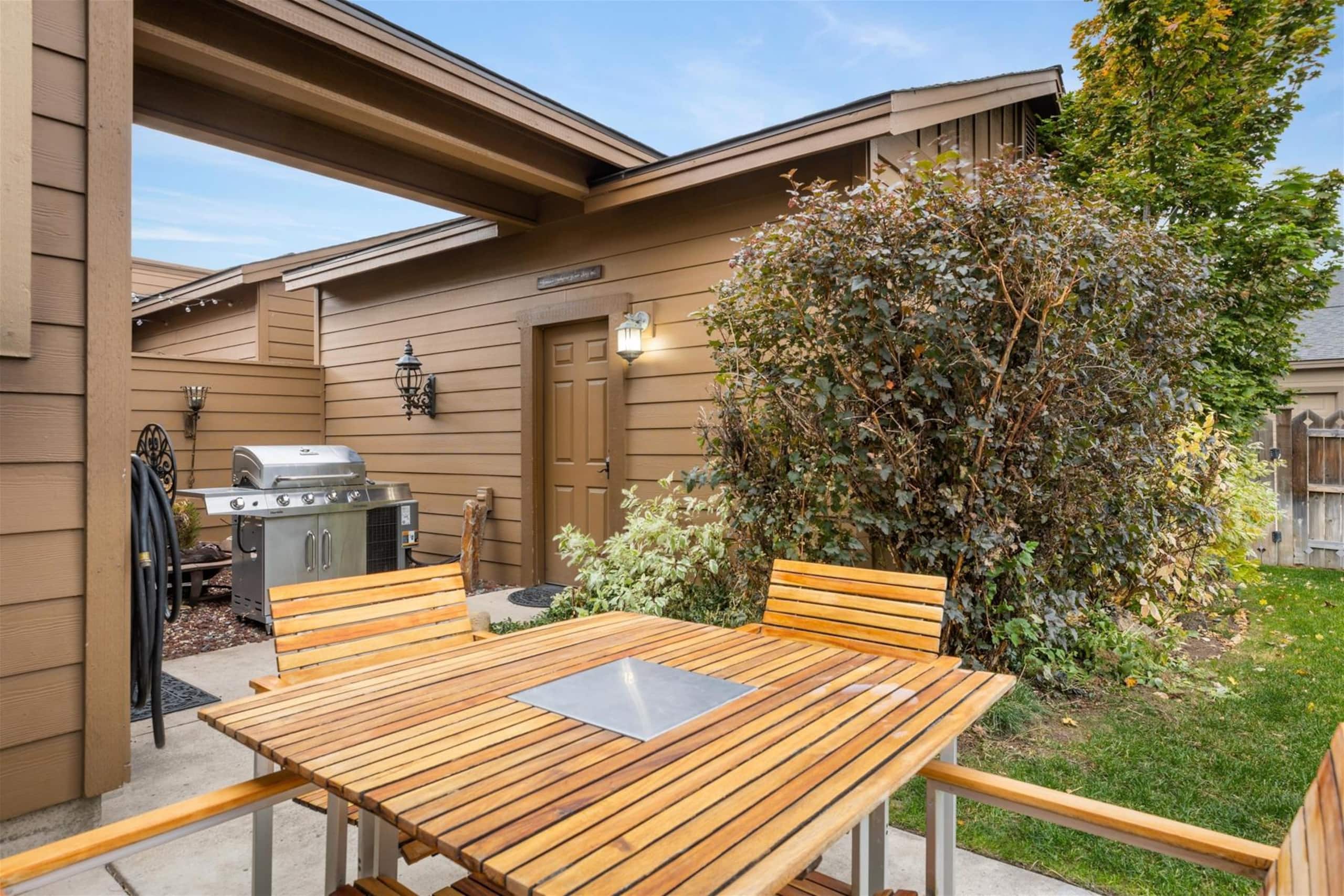 New! River District Stay | Hot Tub | Walk to shops 33