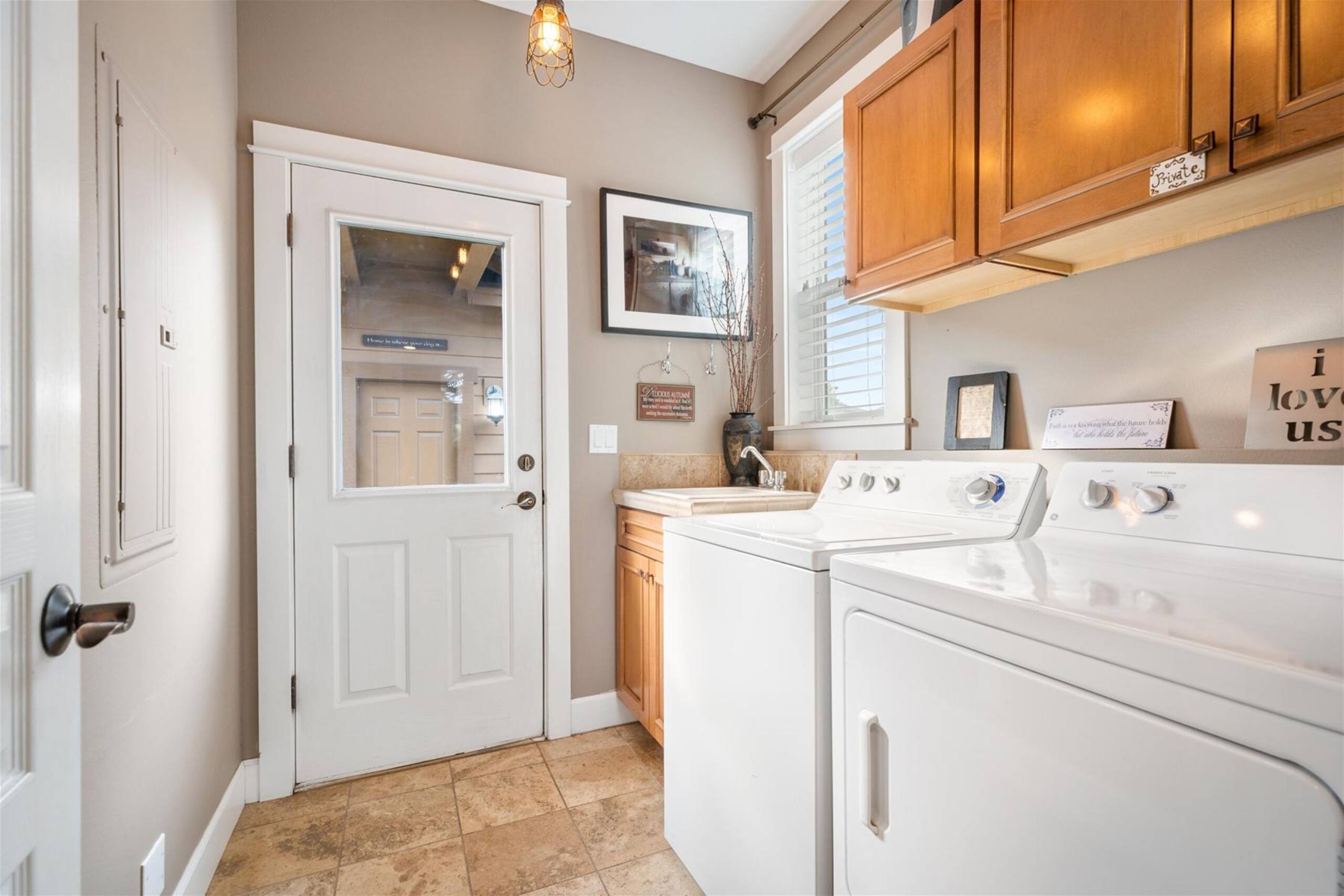 New! River District Stay | Hot Tub | Walk to shops 30