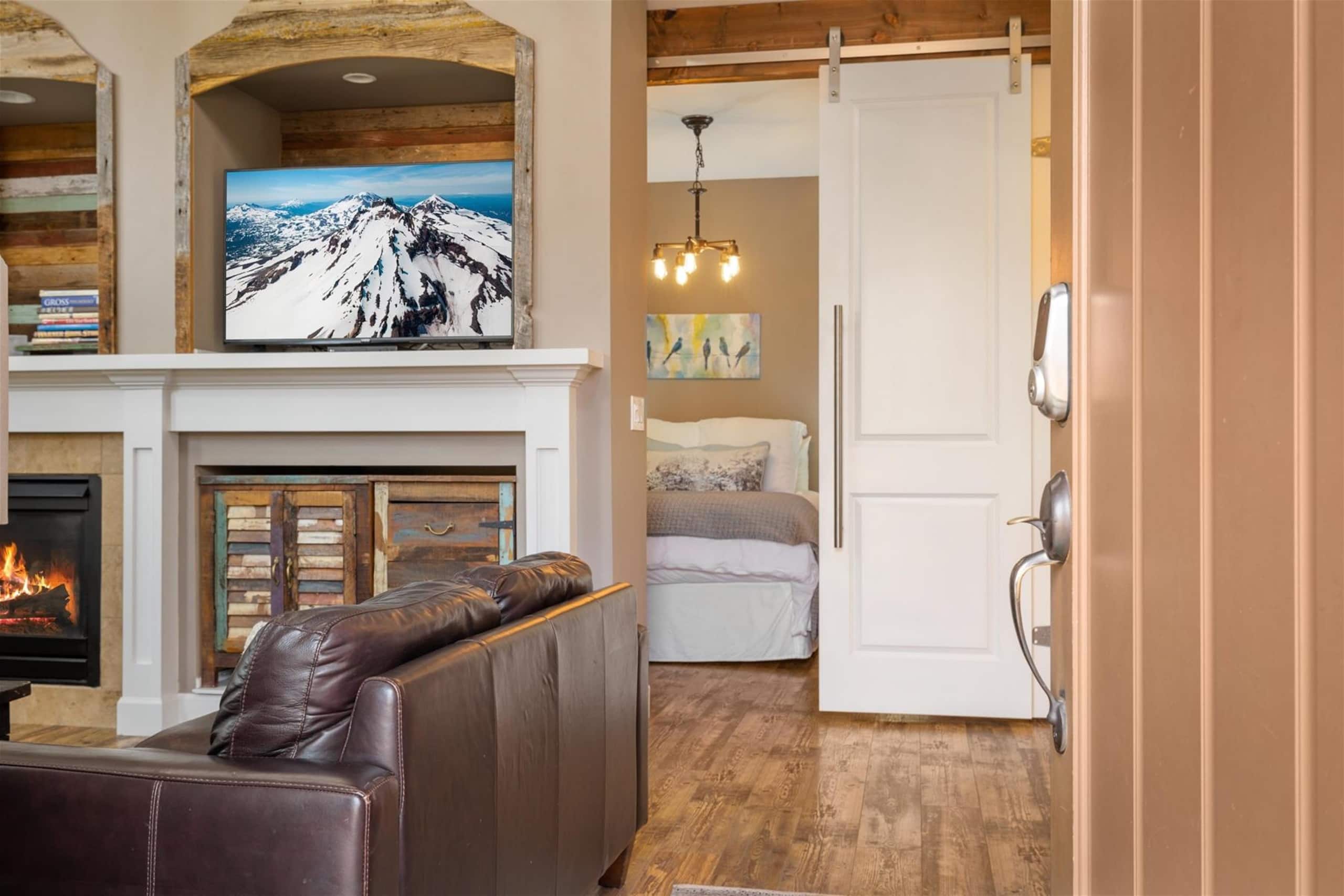 New! River District Stay | Hot Tub | Walk to shops 8