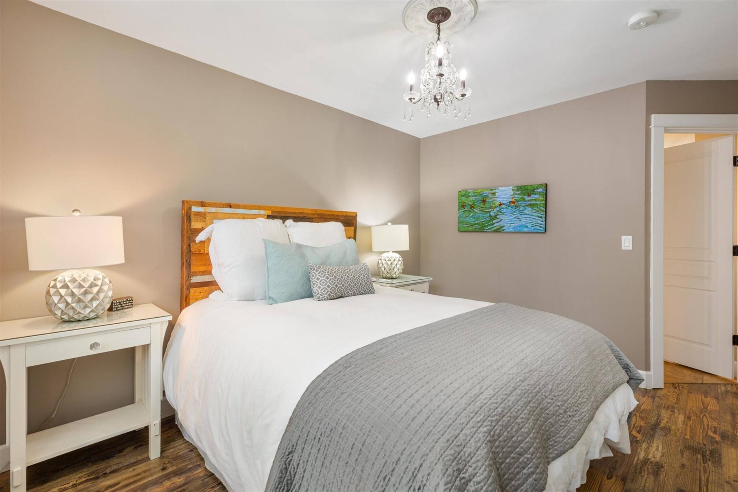 New! River District Stay | Hot Tub | Walk to shops 20