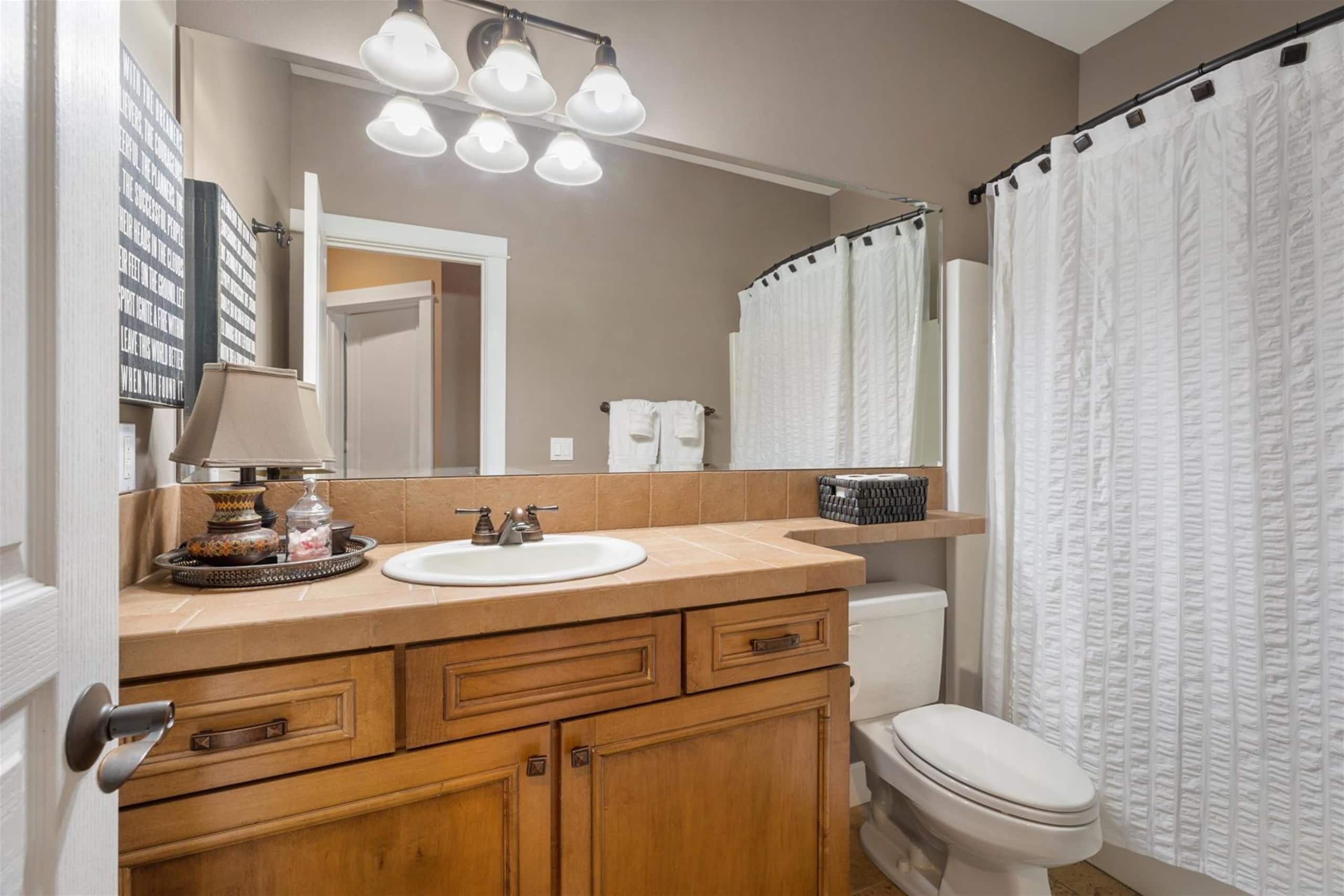 New! River District Stay | Hot Tub | Walk to shops 26