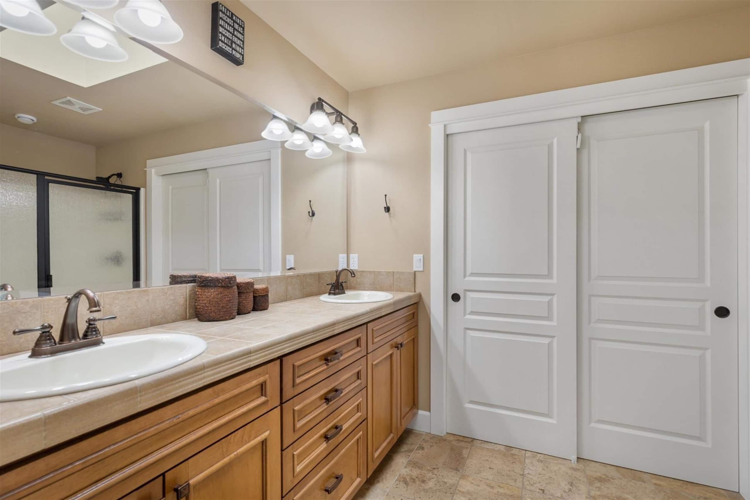New! River District Stay | Hot Tub | Walk to shops 18