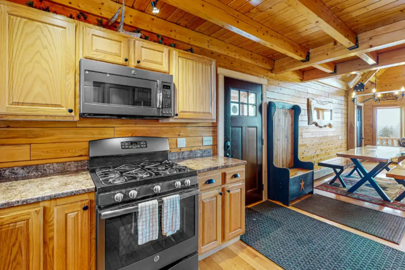 *Lake/Mtn View*Hot Tub*Fireplace*Game Room* 12