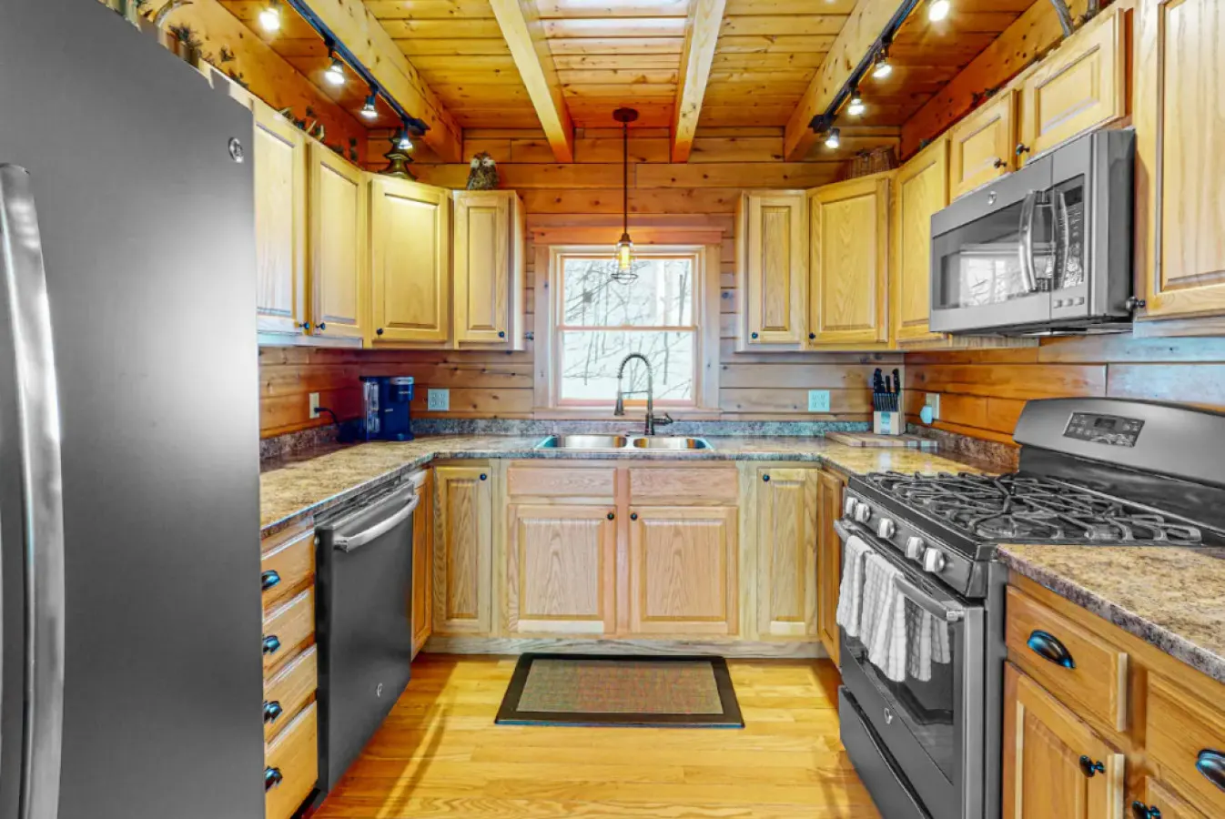 *Lake/Mtn View*Hot Tub*Fireplace*Game Room* 6