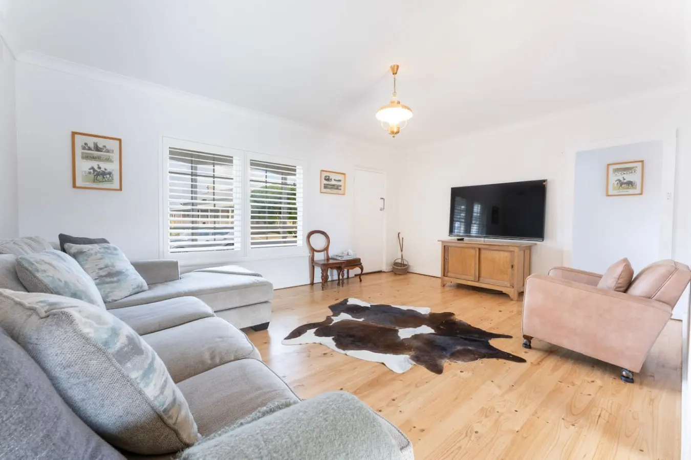 Joffs Beach House—Coastal Ease near Main Street