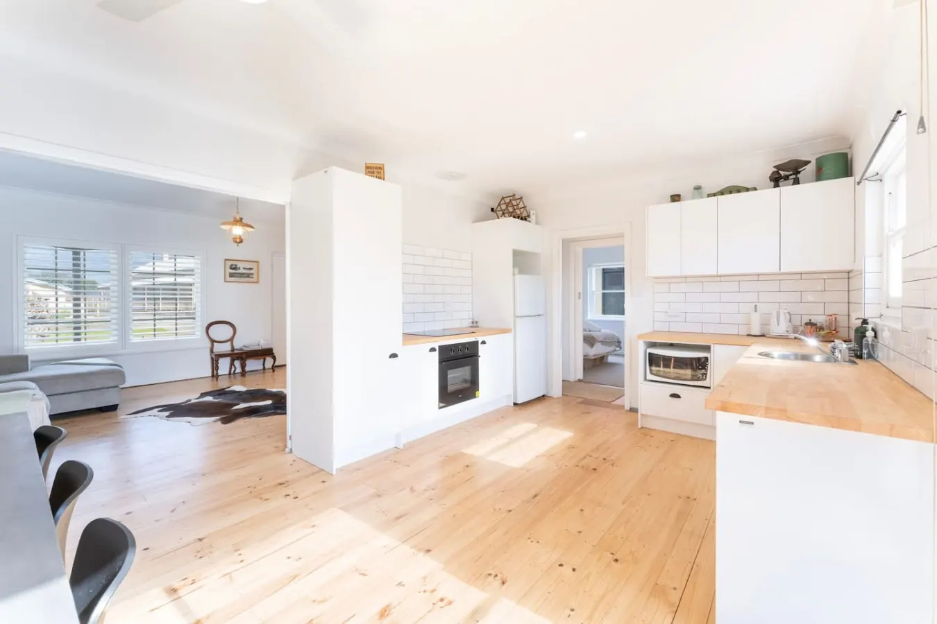 Joffs Beach House—Coastal Ease near Main Street 9