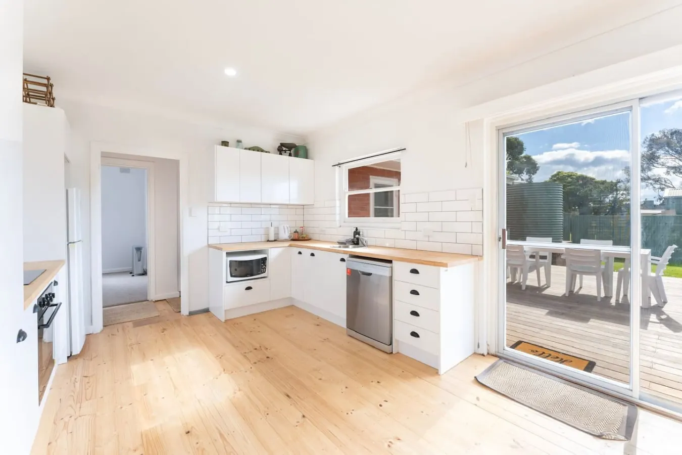 Joffs Beach House—Coastal Ease near Main Street 11
