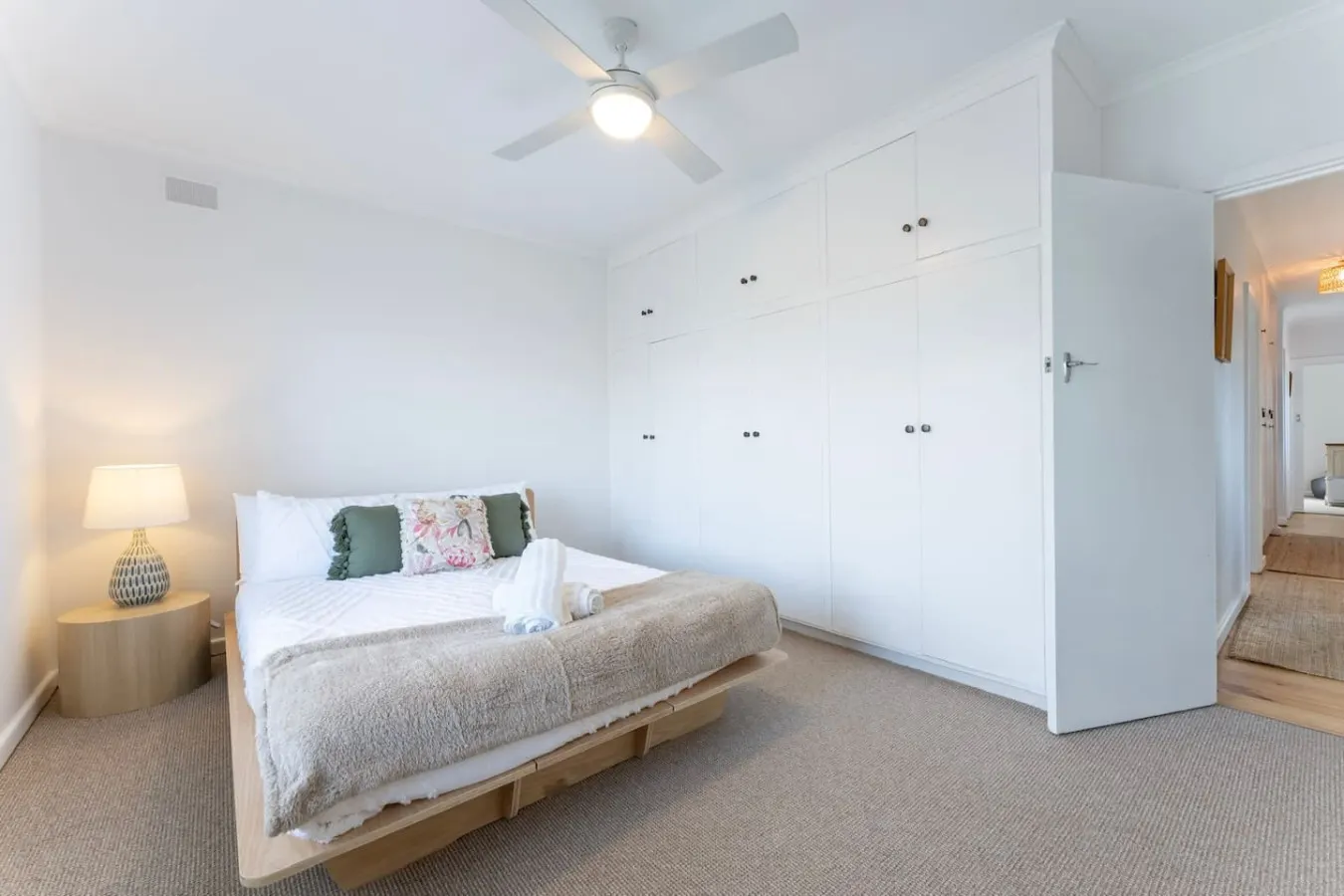 Joffs Beach House—Coastal Ease near Main Street 16
