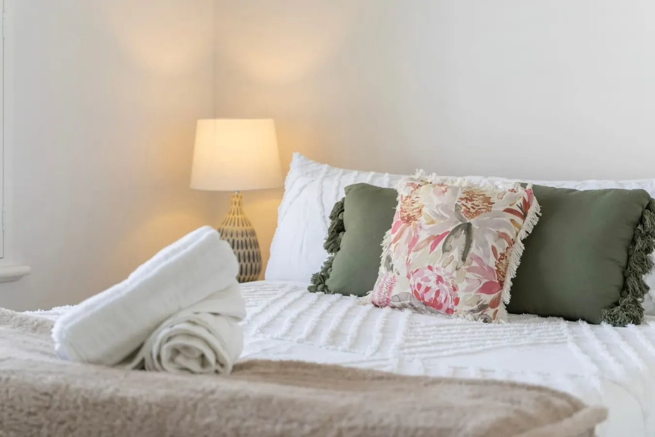 Joffs Beach House—Coastal Ease near Main Street 17