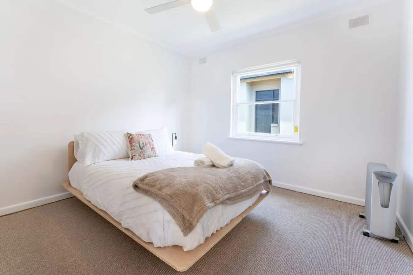 Joffs Beach House—Coastal Ease near Main Street 18