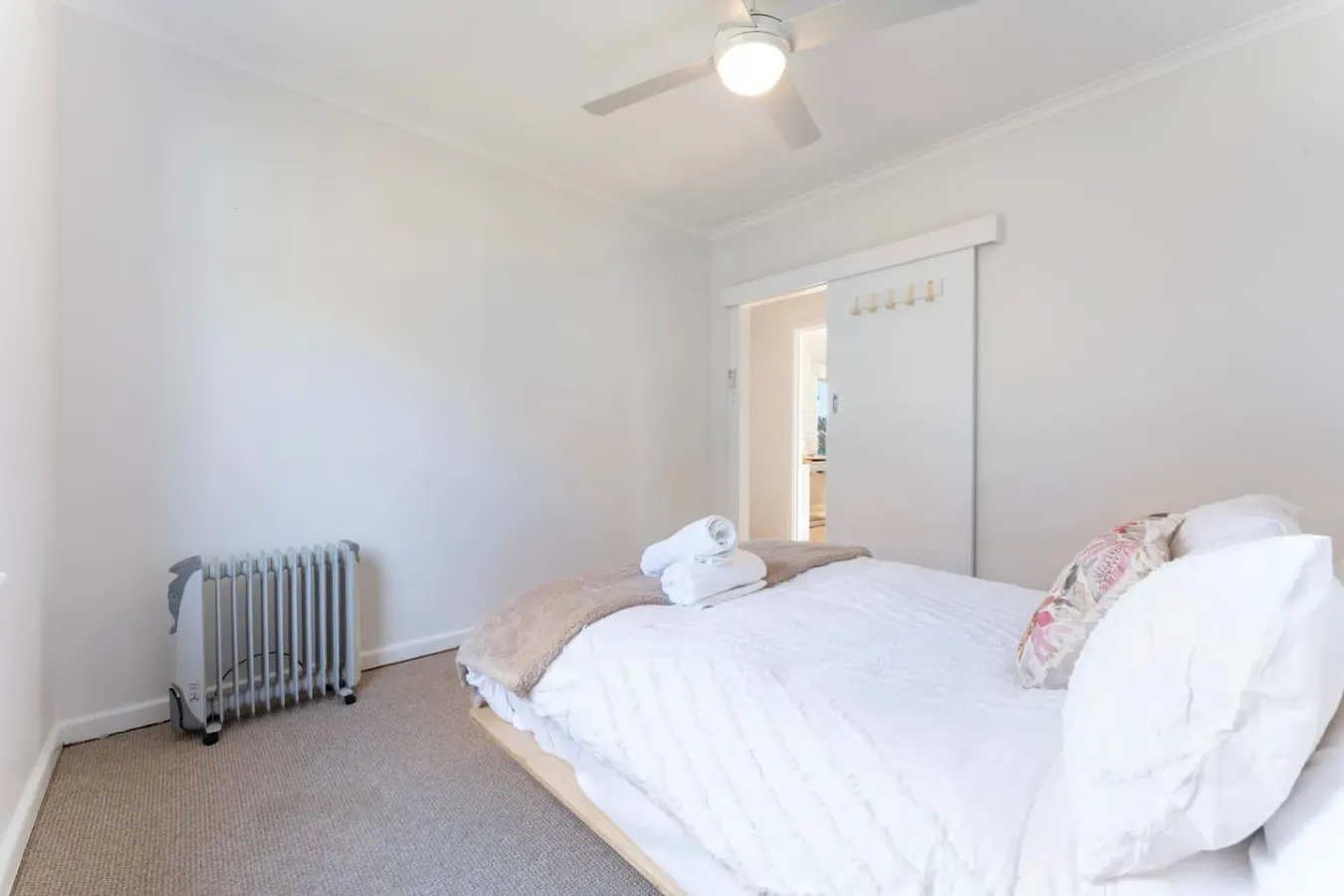 Joffs Beach House—Coastal Ease near Main Street 19