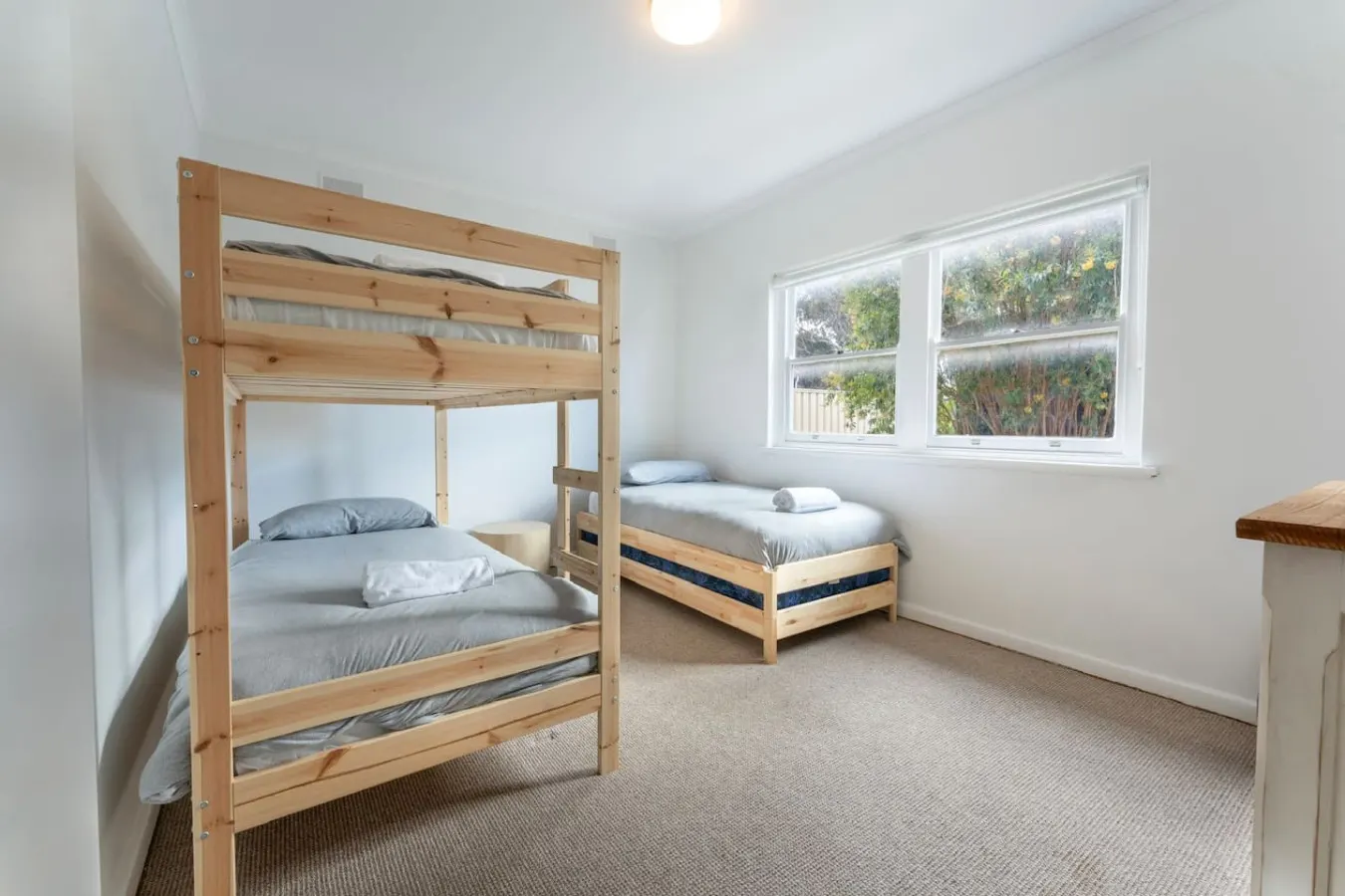 Joffs Beach House—Coastal Ease near Main Street 20